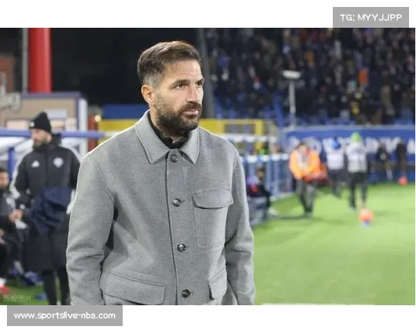 科莫主帅法布雷加斯确认将坚持传控打法，尽管锋线人手紧张